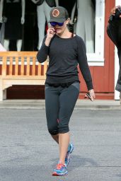 Reese Witherspoon in Leggings - Stops by the Brentwood Country Mart After Her Workout - Dec. 2014