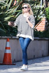 Reese Witherspoon Street Fashion - Leaves Her Office in Santa Monica ...
