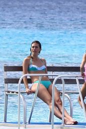 Rhea Durham Bikini Candids - With Mark Wahlberg in Barbados - Dec. 2014