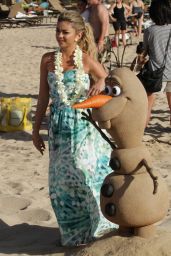 Sarah Hyland in Hawaii – Filming a Disney Christmas Special (Part 2)