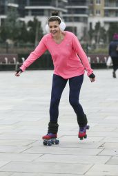Imogen Thomas - Skating Around the Chelsea Bridge, January 2015