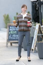 Jennifer Garner Stopping by Starbucks in Los Angeles - January 2015