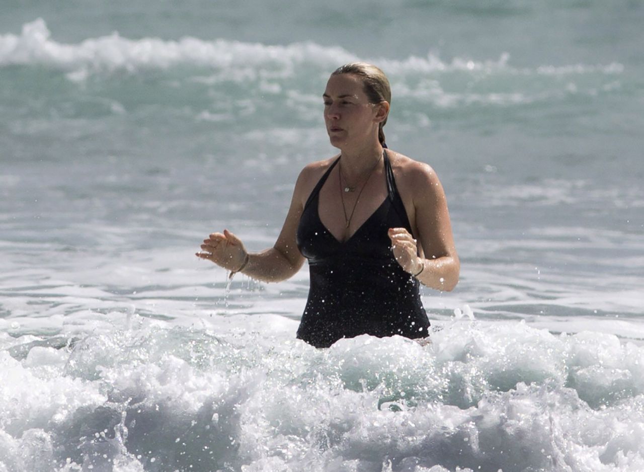 kate-winslet-in-a-swimsuit-at-a-beach-in-auckland-december-2014_3.