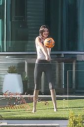 Kendall Jenner in Tights - Playing Volleyball in the Garden, January 2015