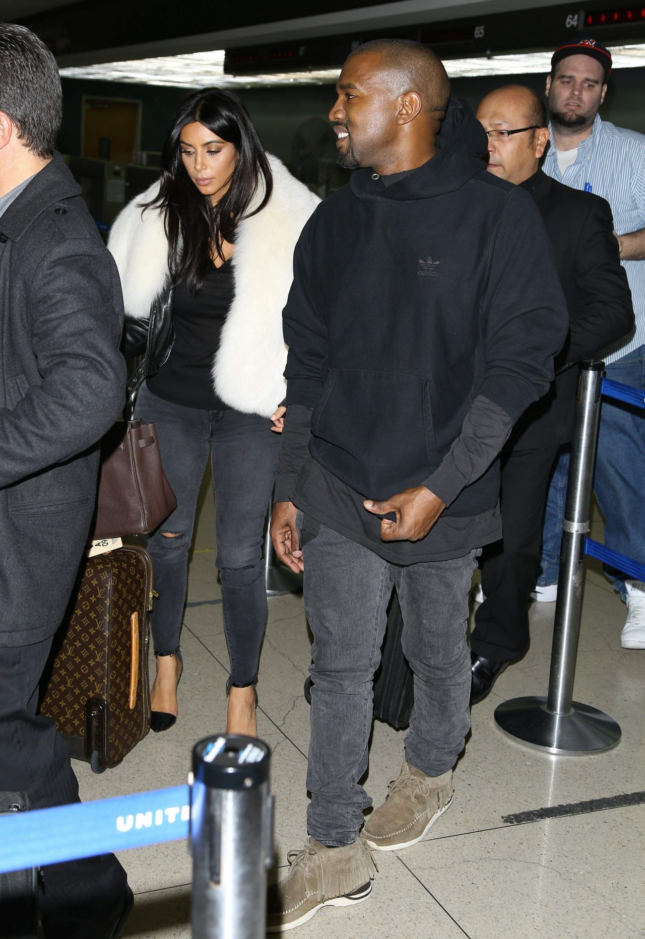 Kim Kardashian at LAX Airport February 13, 2009 – Star Style