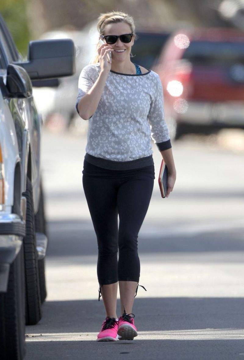Reese Witherspoon in Leggings - Stops by Her New House in Pacific