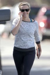 Reese Witherspoon in Leggings - Stops by Her New House in Pacific Palisades, January 2015