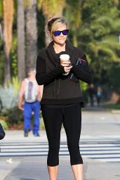 Reese Witherspoon Stops by Starbucks in Los Angeles - January 2015