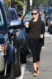 Reese Witherspoon Stops by Starbucks in Los Angeles - January 2015