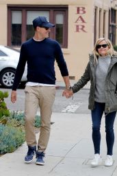 Reese Witherspoon Street Style - Out in Venice, January 2015