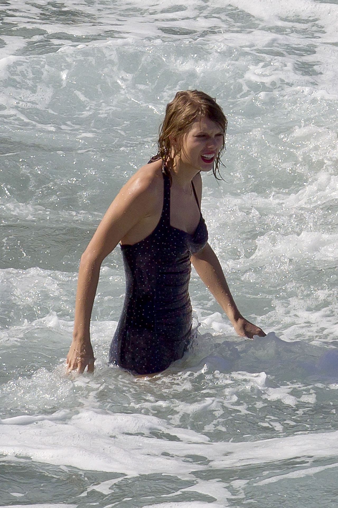 Taylor Swift In A Swimsuit At The Beach In Maui January 2015