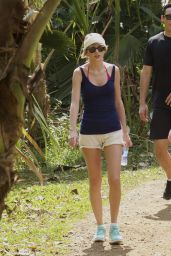 Taylor Swift in Shorts - Hiking in Hawaii, January 2015