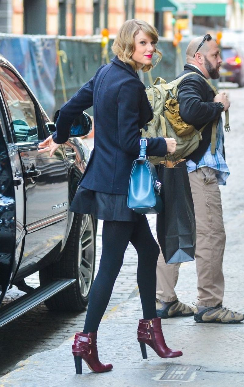 Taylor Swift Street Style - Returns to Her New York CIty Apartment ...