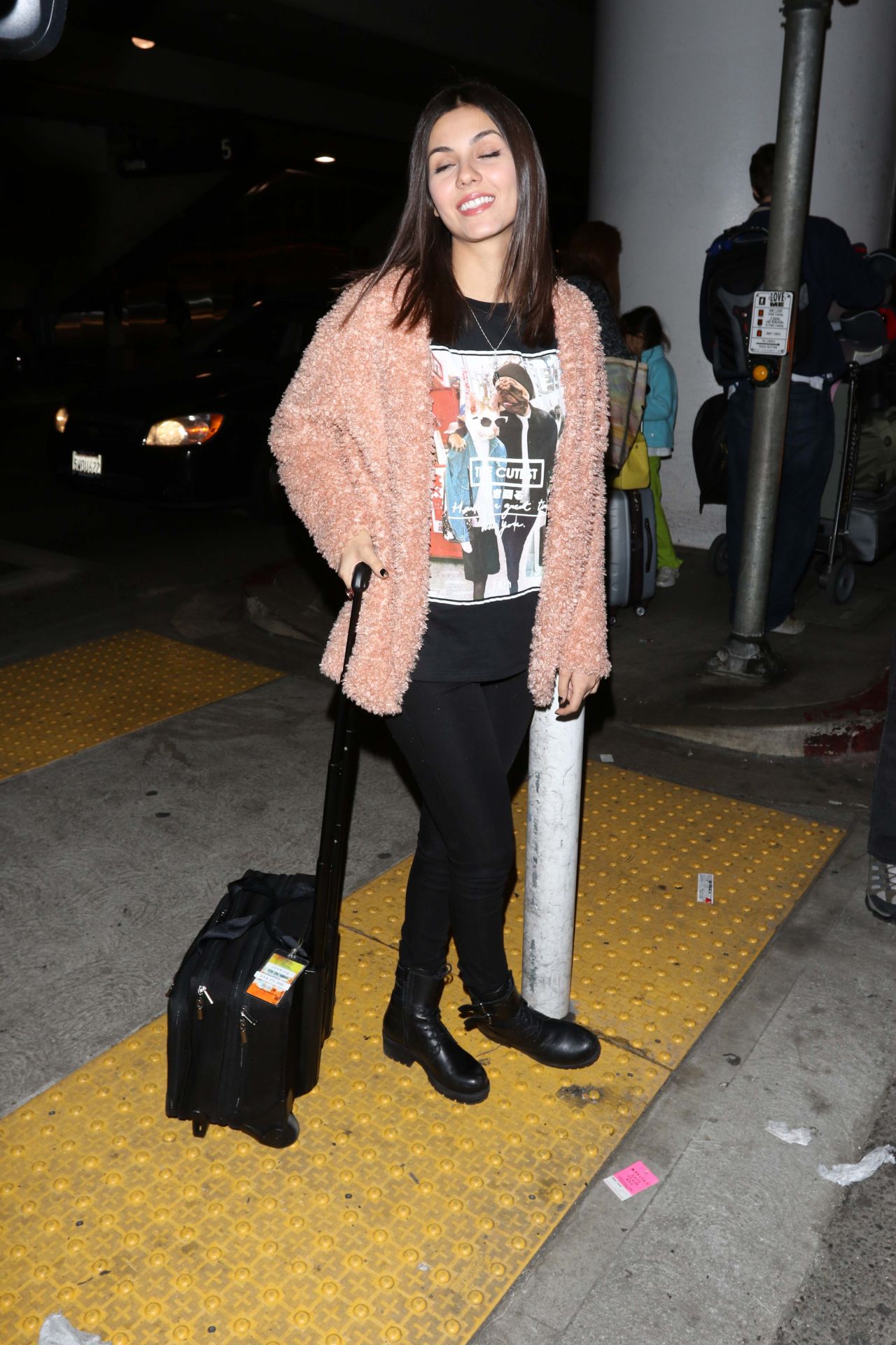 Victoria Justice Casual Style - at LAX Airport, January 20141280 x 1920