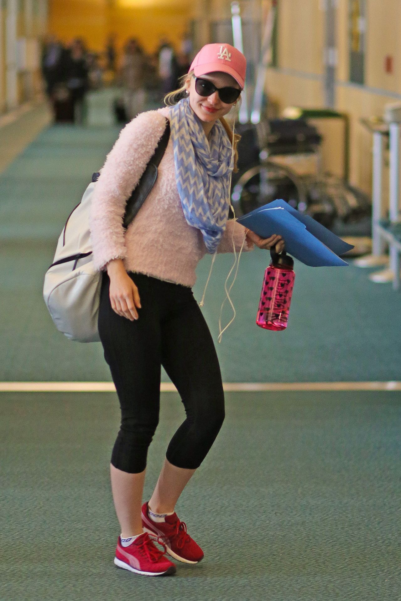 dove-cameron-booty-in-leggings-vancouver-airport-february-2015_10.
