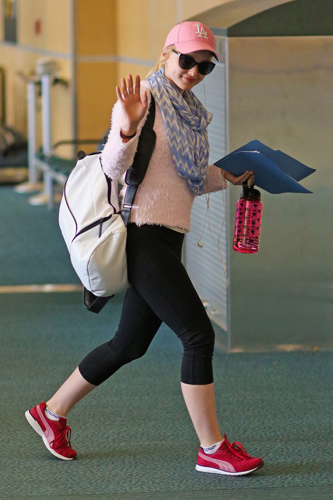 dove-cameron-booty-in-leggings-vancouver-airport-february-2015_11.