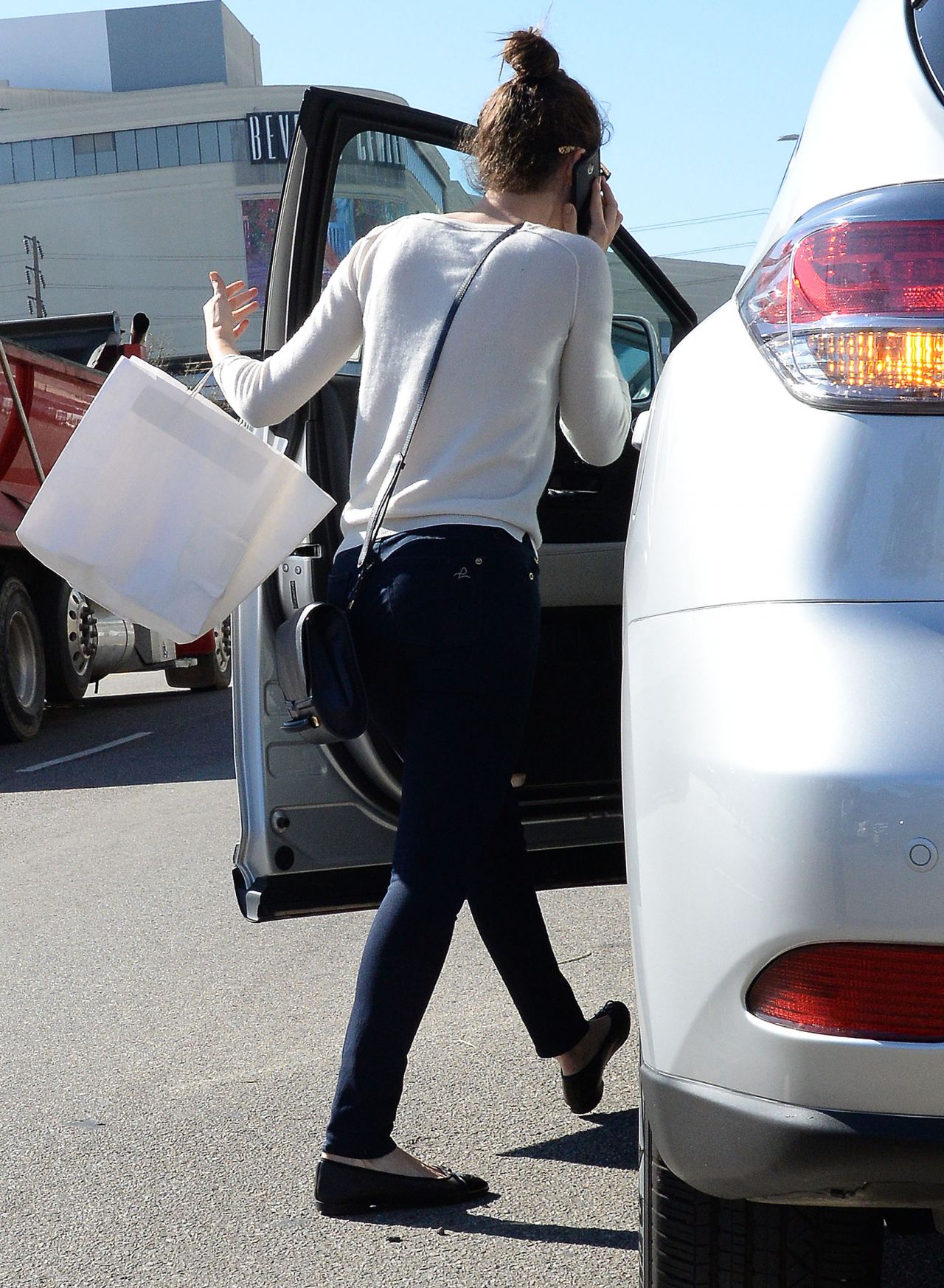 emmy-rossum-booty-in-jeans-out-in-west-hollywood-february-2015_4.
