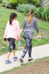 Kelly Brook Booty in Leggings - at Runyon Canyon in Los Angeles, Feb. 2015