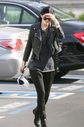Kylie Jenner Street Style - Out for lunch in Calabasas, February 2015