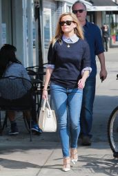 Reese Witherspoon Booty in Jeans - Out in Beverly Hills, Feb. 2015