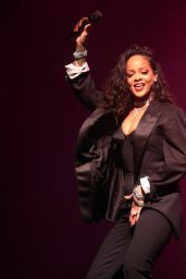 Rihanna - DirecTV Super Saturday Night in Glendale, January 2015