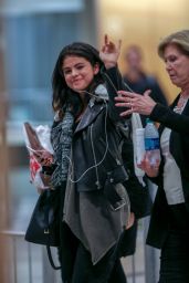Selena Gomez at Hartsfield–Jackson Atlanta International Airport, February 2015