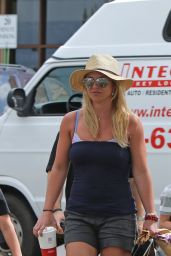 Britney Spears - Shopping in Hawaii, March 2015