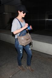 Lizzy Caplan - Arrives at LAX Airport - March 2015
