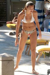 Rachel Hilbert Shows Off Her Bikini Body - Beach in Miami - March 2015