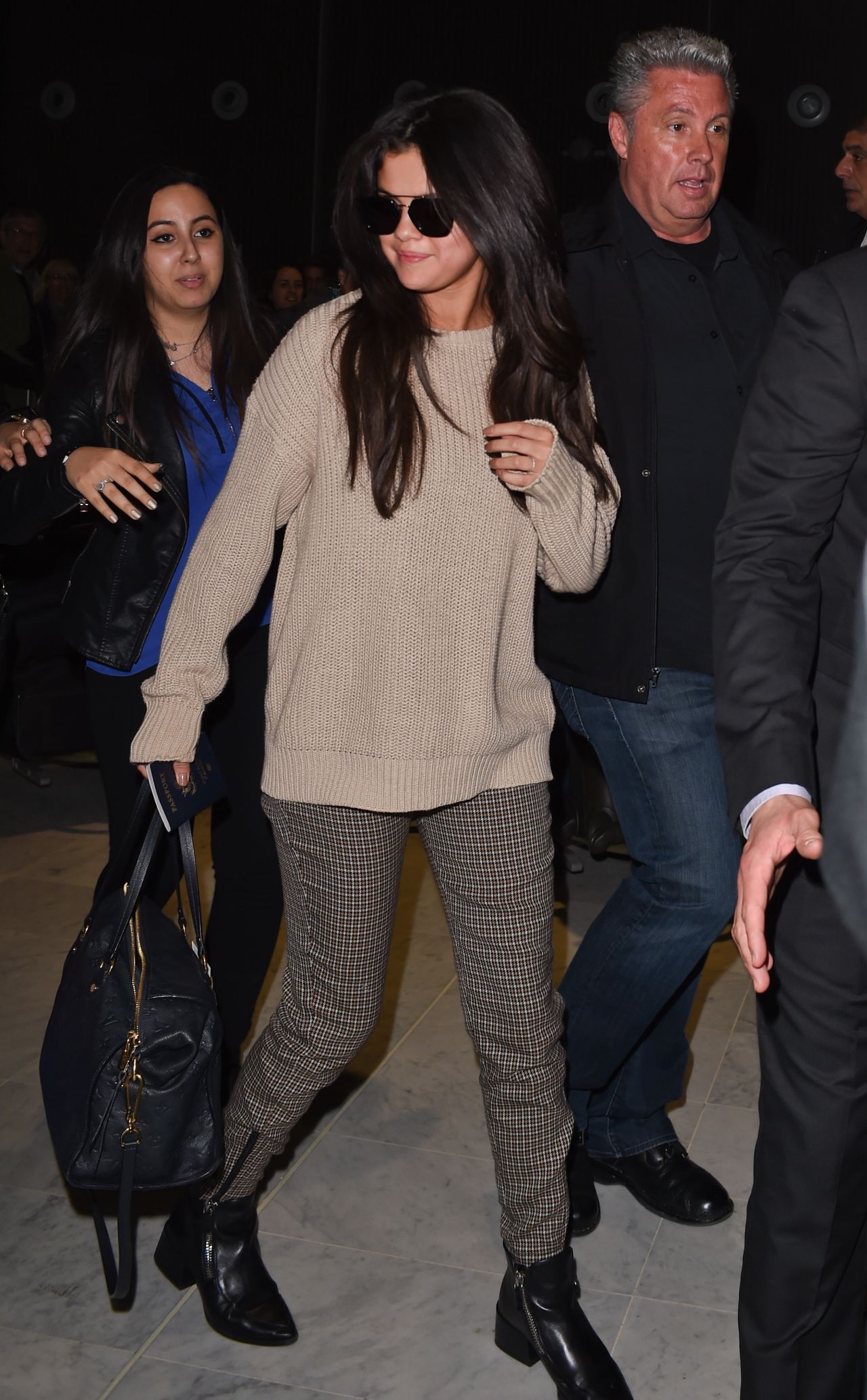 Selena Gomez Charles-De-Gaulle Airport in Paris October 1, 2014 – Star Style
