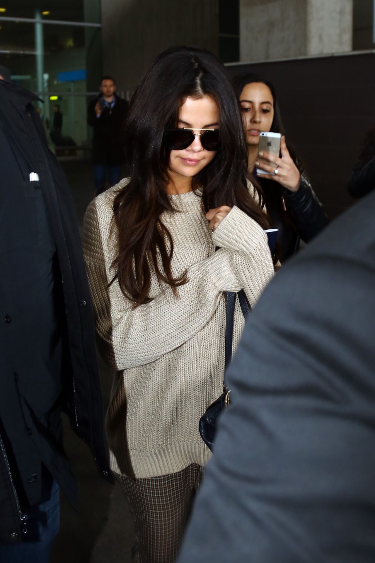 Selena Gomez Charles-De-Gaulle Airport in Paris October 1, 2014 – Star Style