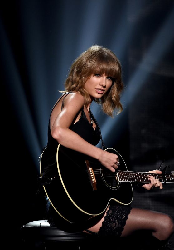 Taylor Swift Performs at 2015 iHeartRadio Music Awards in Los Angeles