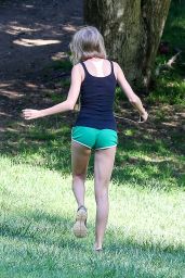 Taylor Swift Walk in Nature - Hollywood, March 2015