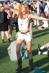 Bella Thorne – 2015 Coachella Music Festival, Day 2, Empire Polo Grounds, Indio