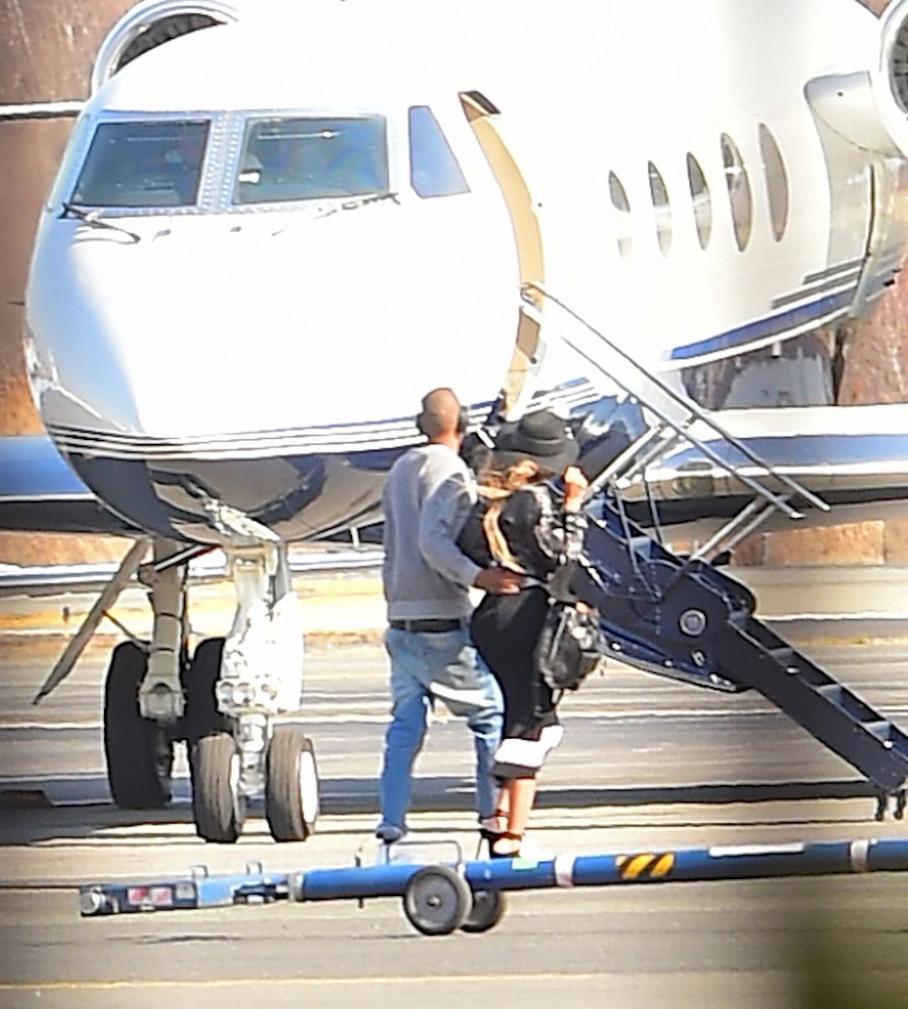 Beyoncé - Boarding a Private jet in New York City, April 2015 • CelebMafia