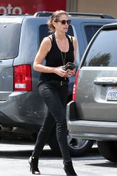 Cindy Crawford - Walking Back to Her Car After a Meeting in Malibu