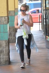 Hilary Duff - Leaving a Subway