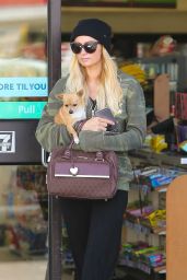 Paris Hilton Stops by 7 Eleven in Beverly Hills - April 2015