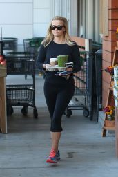 Reese Witherspoon Picks Up Some Drinks in Santa Monica, April 2015