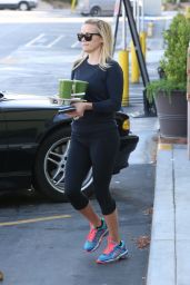Reese Witherspoon Picks Up Some Drinks in Santa Monica, April 2015