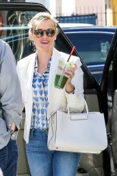 Reese Witherspoon Sips on a Green Juice in Los Angeles - April 2015