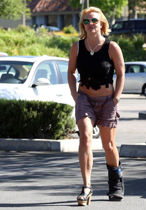 Britney Spears - Heading to the Beach in Malibu, May 2015