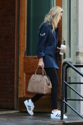 Gigi Hadid Leaving Taylor Swift