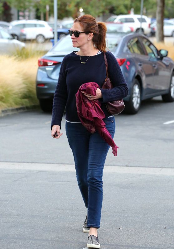 Julia Roberts Casual Style - Out in Malibu, May 2015