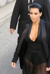Kim Kardashian Signing Autographs for Fans at The Jimmy Kimmel Show in Hollywood, April 2015