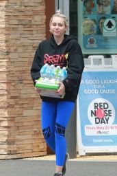 Miley Cyrus in Leggings at Walgreens, May 2015