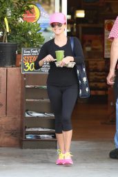 Reese Witherspoon - Leaving a Market in Santa Monica, May 2015