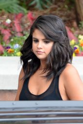 Selena Gomez - Leaving a Casino in New Orleans, Louisiana, May 2015
