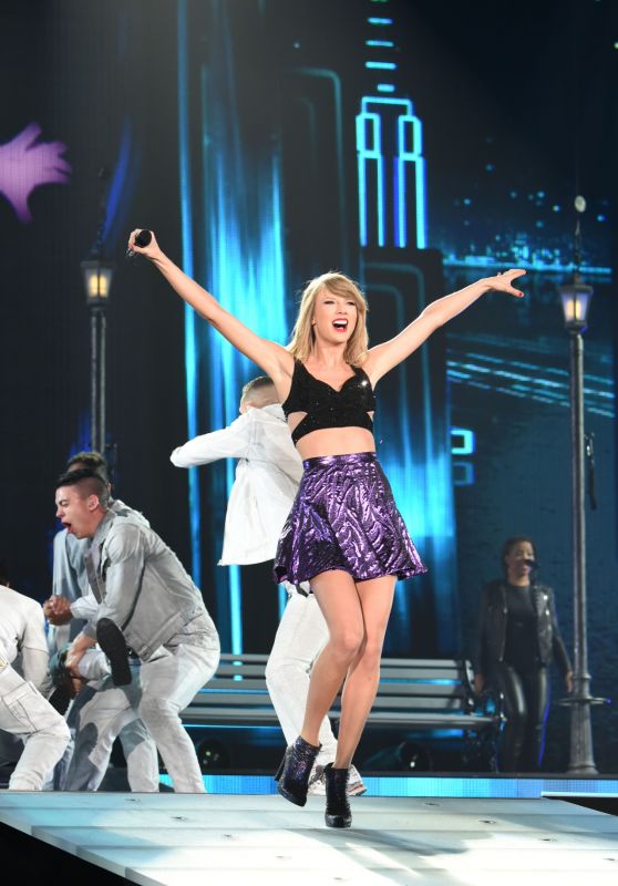 Taylor Swift Performs at 1989 World Tour in Tokyo - May 2015