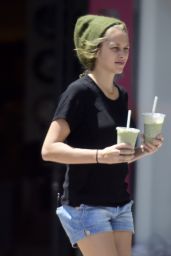 Teresa Palmer - Buying Green Health Juices in LA, April 2015